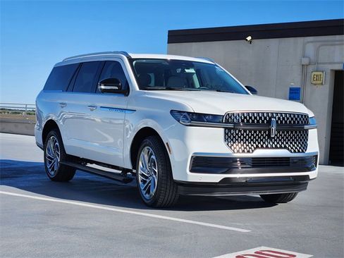 New 2025 Lincoln Navigator Reserve image 3