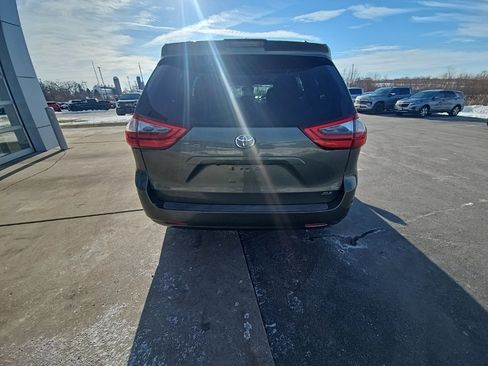 Used 2020 Toyota Sienna XLE image 6