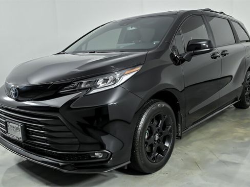 Used 2025 Toyota Sienna XLE Woodland Edition AWD/4WD image 5