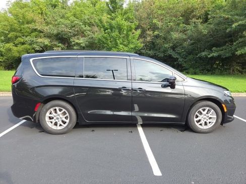 Used 2022 Chrysler Pacifica Touring-L FWD image 5