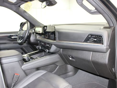 Used 2025 Chevrolet Suburban Z71 image 22