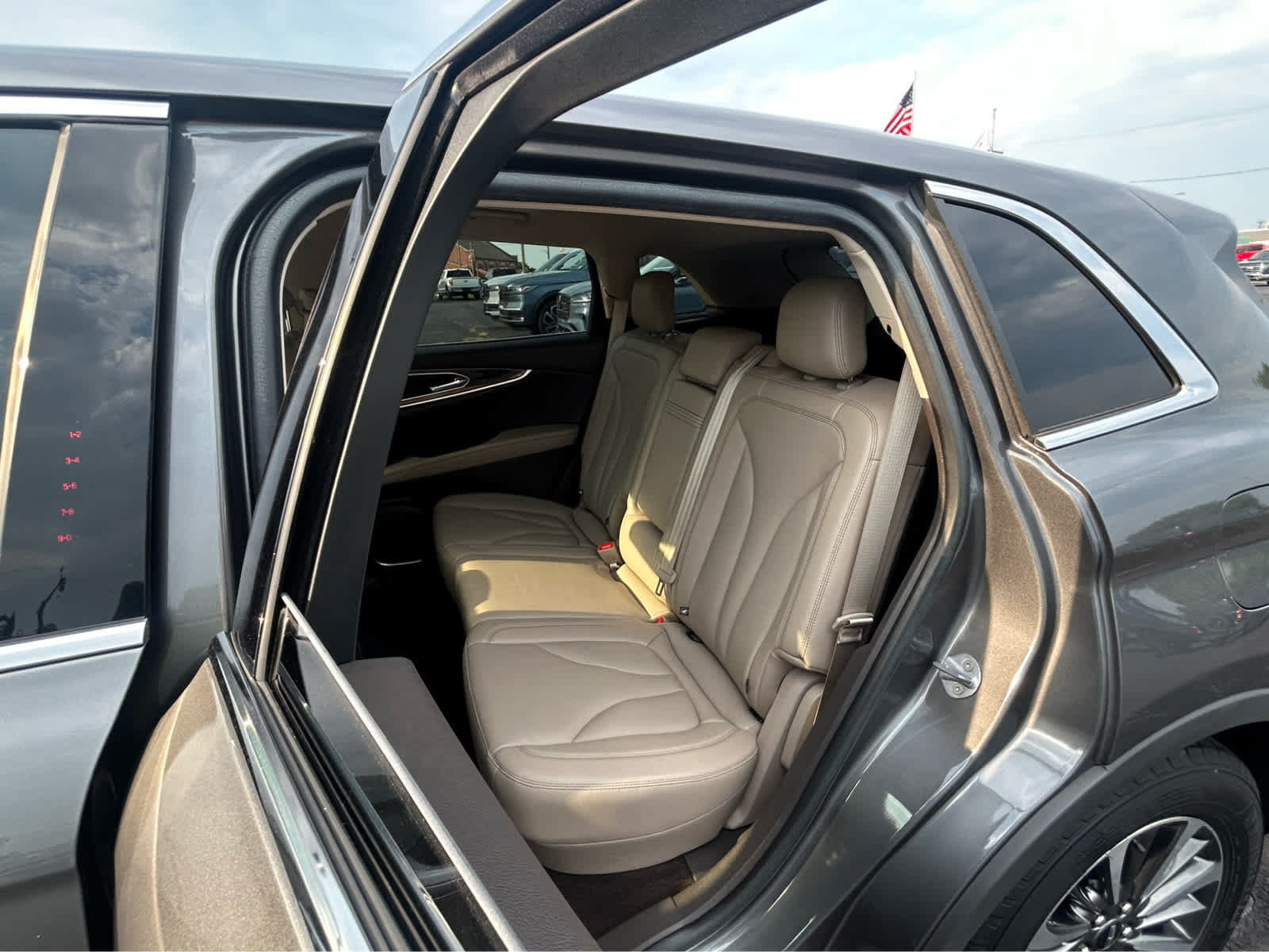 Used 2023 Lincoln Nautilus FWD image 11