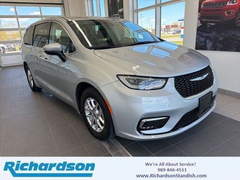 Used 2023 Chrysler Pacifica Touring-L FWD image 1