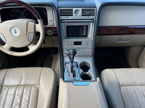 Used 2005 Lincoln Navigator 4WD image 12