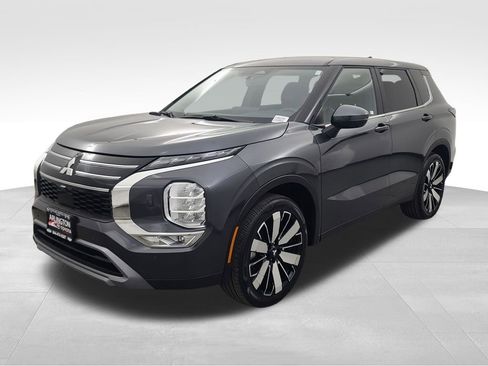 Used 2025 Mitsubishi Outlander SE image 8