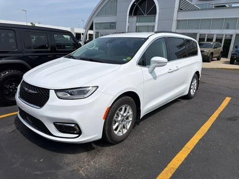 Used 2022 Chrysler Pacifica Touring-L FWD image 1