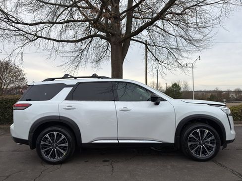 New 2026 Nissan Pathfinder Platinum image 8