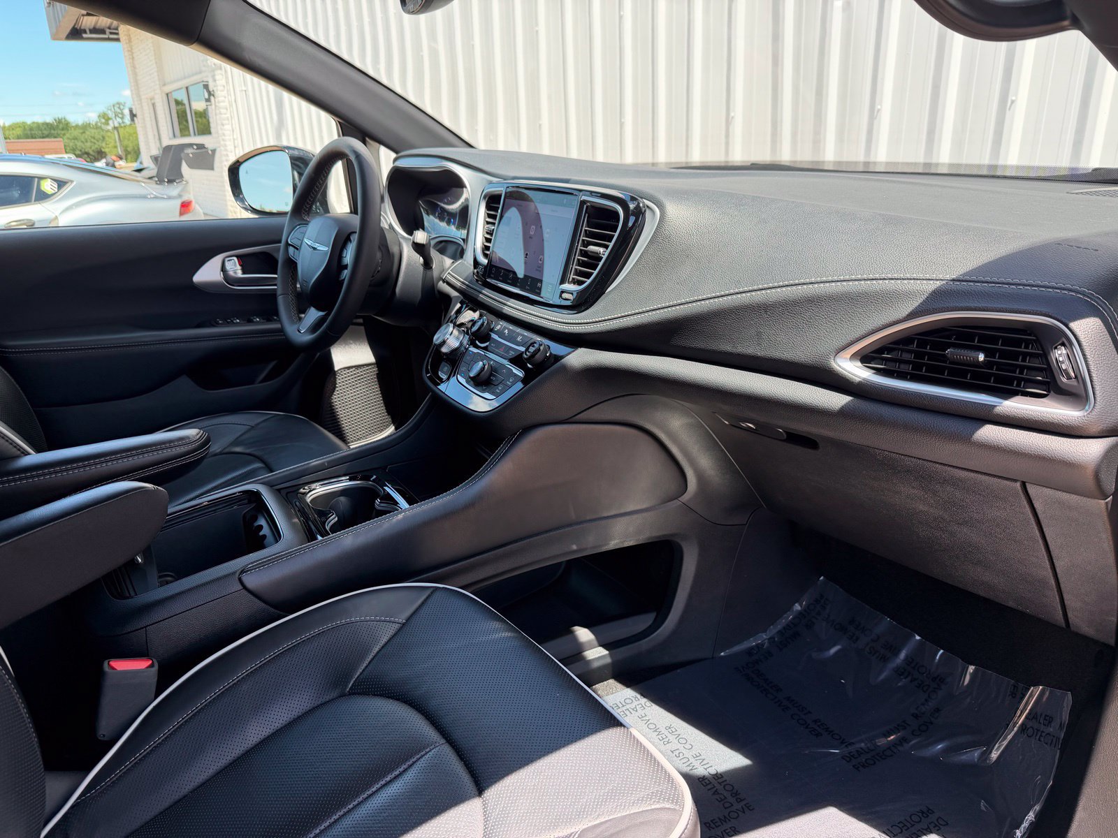 Used 2025 Chrysler Pacifica Limited FWD image 18