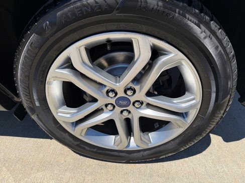 Used 2018 Ford Edge Titanium w/ Technology Package FWD image 12