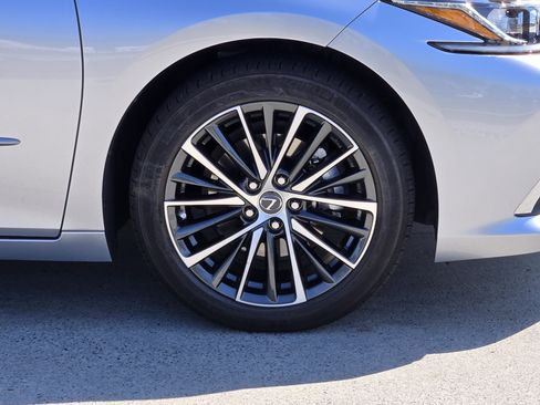 Used 2025 Lexus ES 350 w/ Premium Package FWD image 10