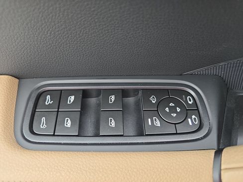 Used 2025 Porsche Cayenne AWD/4WD image 27