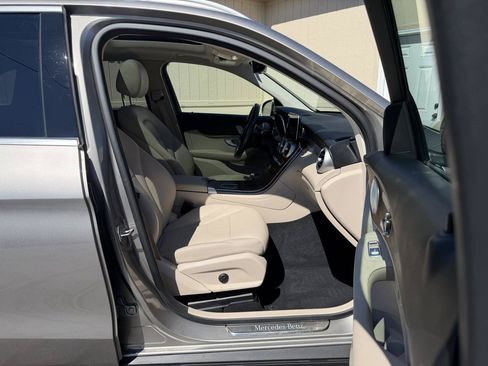 Used 2021 Mercedes-Benz GLC 300 4MATIC image 3