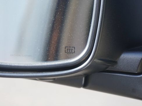 Used 2016 Chrysler Town & Country Touring-L FWD image 29