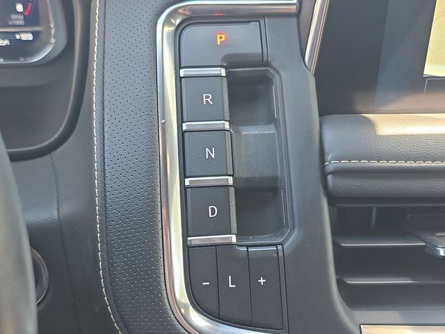 Used 2023 Chevrolet Tahoe Premier AWD/4WD image 15