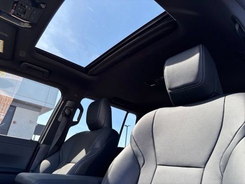 Used 2025 Lexus GX 550 w/ Accessory Package (2T) AWD/4WD image 23