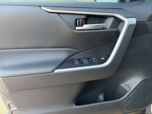 Used 2021 Toyota RAV4 XLE Premium image 9