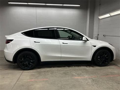 Used 2021 Tesla Model Y Long Range image 3
