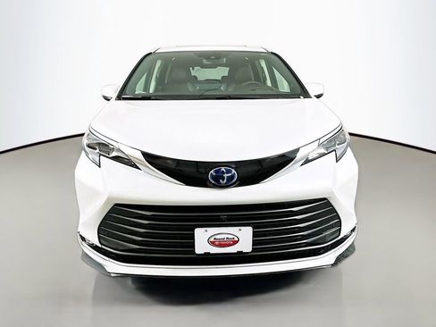Certified 2024 Toyota Sienna Platinum image 2