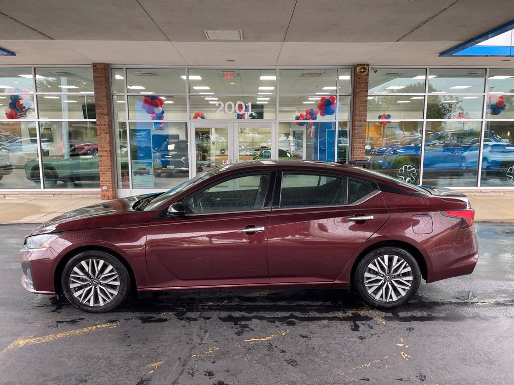 Used 2024 Nissan Altima 2.5 SV FWD image 2