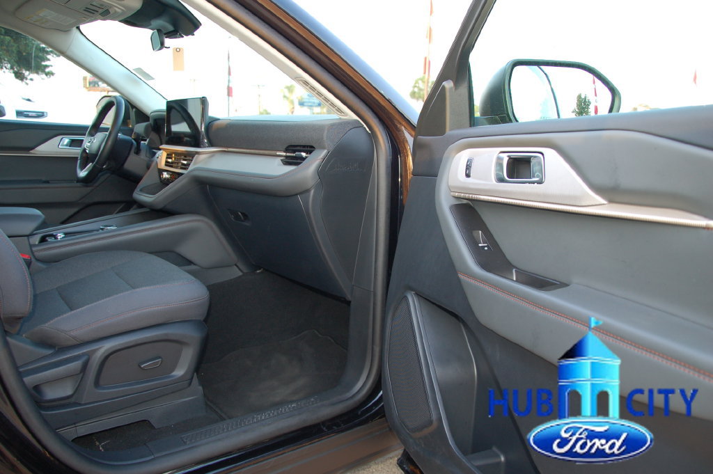 Used 2025 Ford Explorer Active RWD image 16