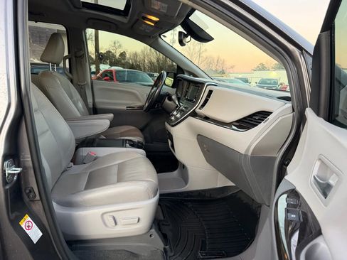 Used 2019 Toyota Sienna XLE image 22