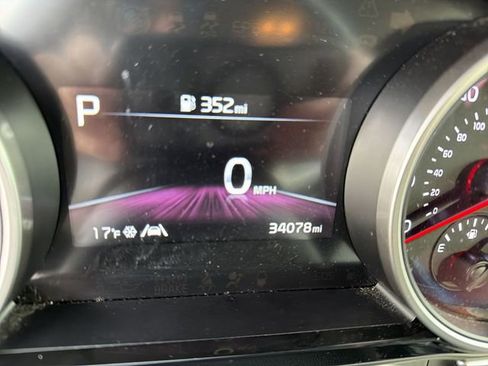 Used 2023 Kia Carnival EX image 17