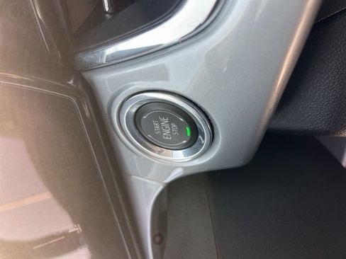 Used 2025 Chevrolet Trax LT w/ LT Convenience Package FWD image 21