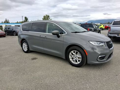 Certified 2023 Chrysler Pacifica Touring-L FWD image 2