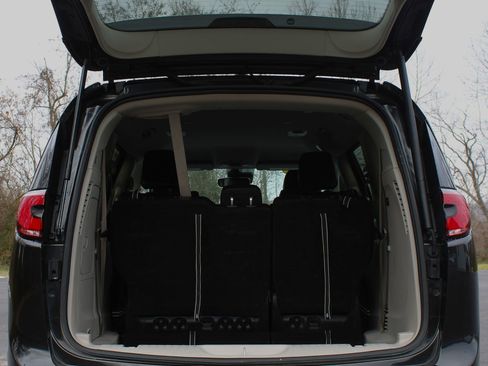 Used 2023 Chrysler Pacifica Touring-L image 12