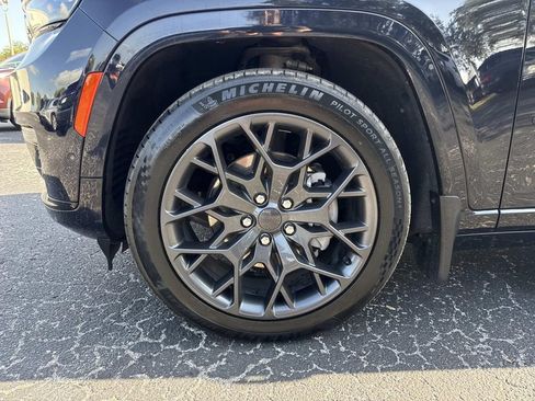 Used 2023 Jeep Grand Cherokee L Summit AWD/4WD image 10