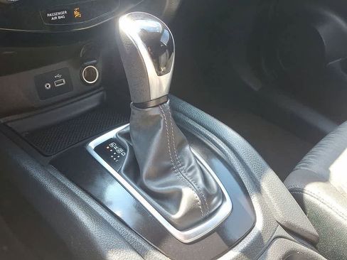 Used 2020 Nissan Rogue SV image 12