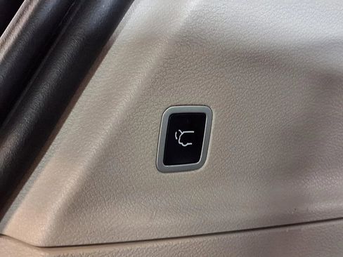 Used 2022 Chrysler Pacifica Touring-L w/ Uconnect Theater Family Group FWD image 7