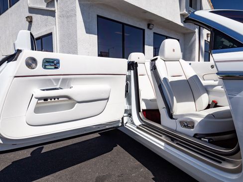 Used 2017 Rolls-Royce Dawn image 34