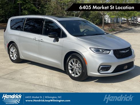 Used 2026 Chrysler Pacifica Limited FWD image 1