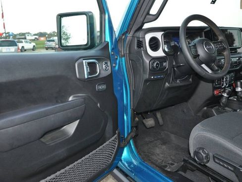 Used 2024 Jeep Wrangler Unlimited image 11