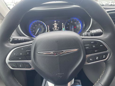 Used 2024 Chrysler Pacifica Touring-L image 14