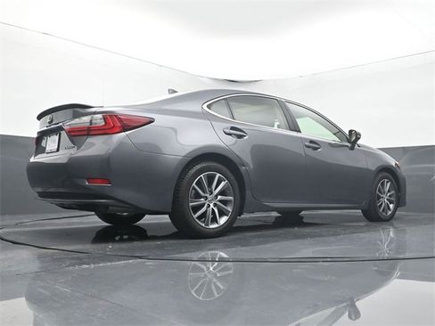 Used 2016 Lexus ES 300h image 11