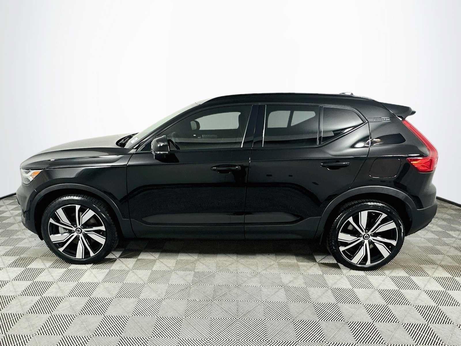 Used 2022 Volvo XC40 P8 Recharge Plus AWD/4WD image 4