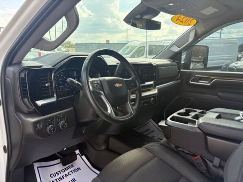 Used 2024 Chevrolet Silverado 2500 LT AWD/4WD image 3