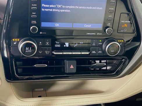 Used 2021 Toyota Highlander XLE image 16