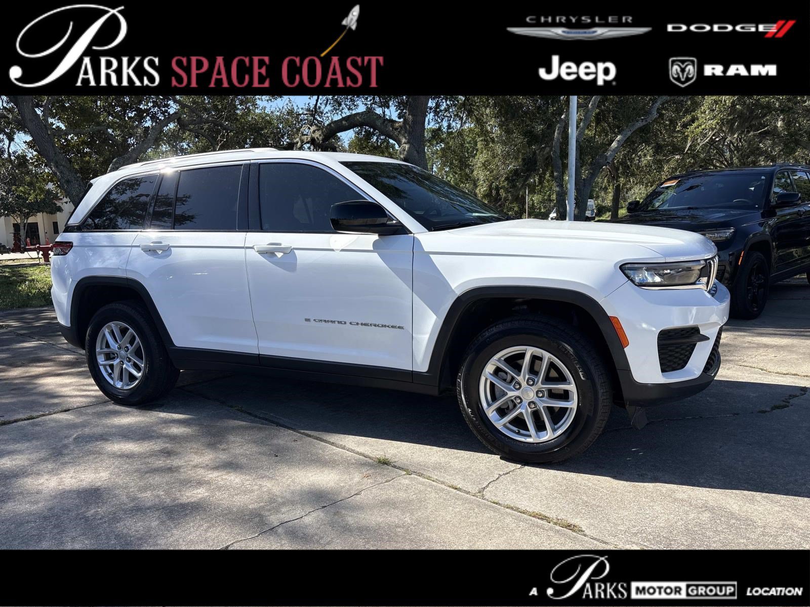 Used 2023 Jeep Grand Cherokee Laredo AWD/4WD image 1