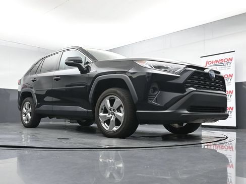 Used 2021 Toyota RAV4 XLE Premium AWD/4WD image 32