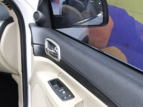 Used 2022 Jeep Grand Cherokee Laredo E AWD/4WD image 8