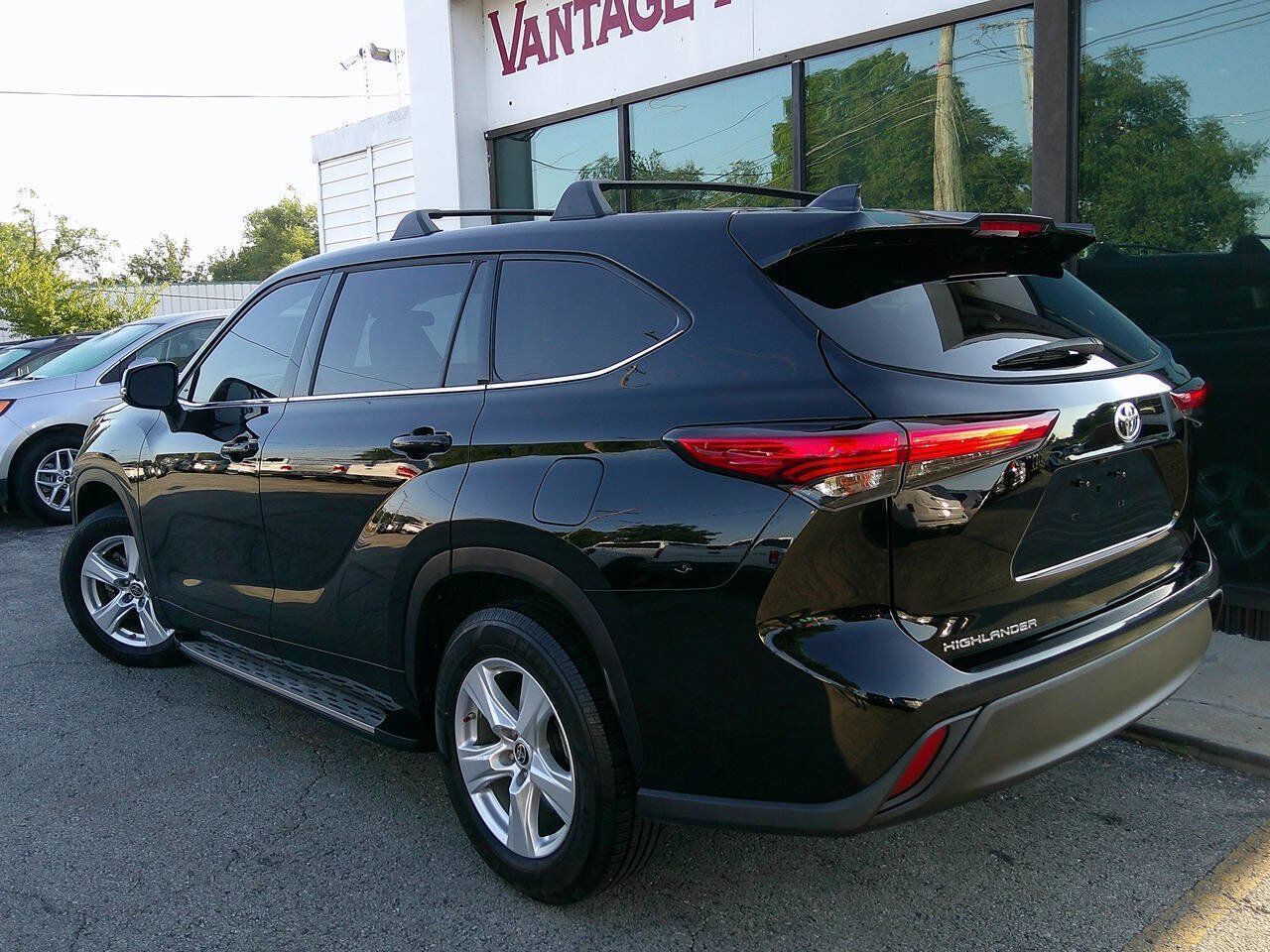Used 2021 Toyota Highlander L FWD image 8