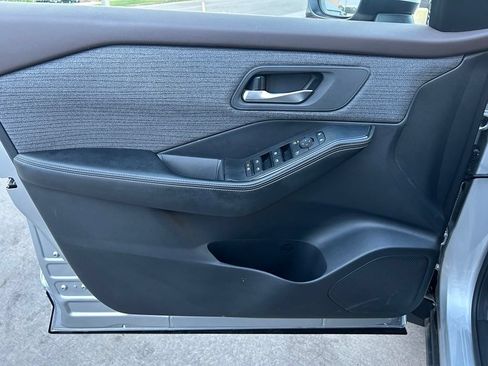 Used 2022 Nissan Rogue SV AWD/4WD image 9