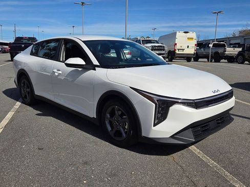 Used 2025 Kia K4 LXS image 1