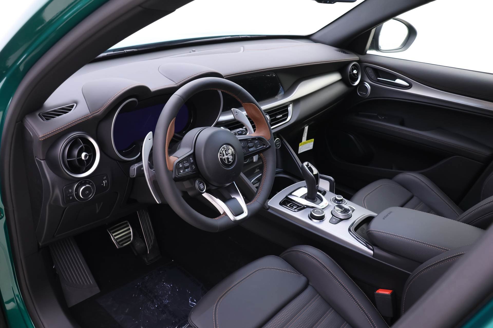 New 2025 Alfa Romeo Stelvio Sprint w/ Convenience Pack AWD/4WD image 6