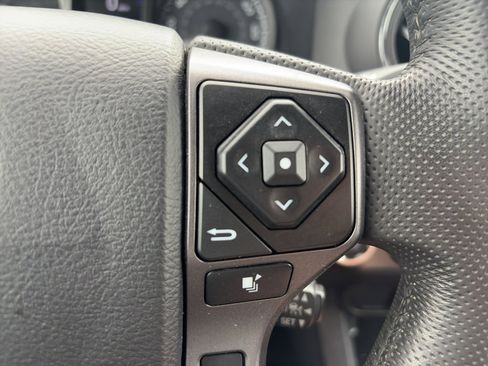 Certified 2022 Toyota Tacoma TRD Off-Road AWD/4WD image 23