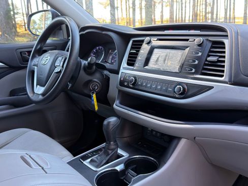 Used 2018 Toyota Highlander LE image 18