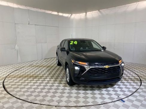 Used 2024 Chevrolet Trax LS FWD image 1